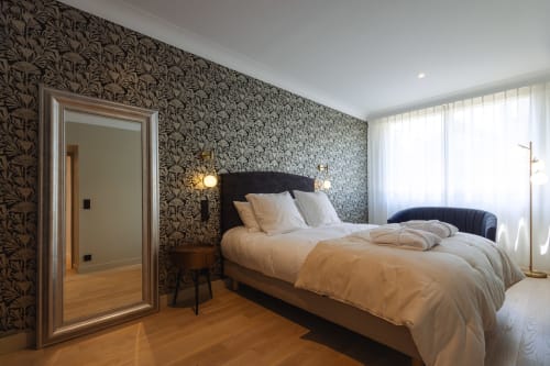 Chambre Gatsby à L'Ode à Pierre B&B à Dax, France avec papier peint fleuri et vue sur le jardin