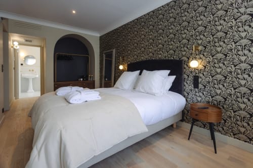 Chambre Gatsby à L'Ode à Pierre BnB à Dax : élégante chambre avec tête de lit noire, papier peint à motifs damassés et vue sur le jardin