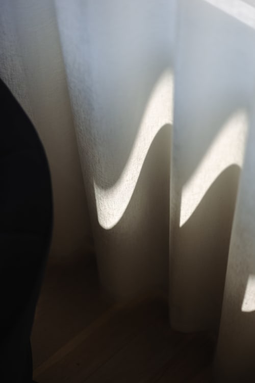 La lumière du soleil traverse les rideaux blancs de la Chambre Gatsby à L'Ode à Pierre, Dax