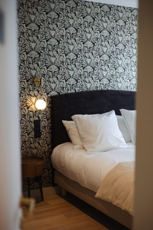 Chambre Gatsby à L'Ode à Pierre B&B à Dax avec papier peint botanique et lit noir capitonné