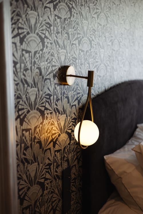 Applique murale moderne dans la Chambre Gatsby de l'hôtel-boutique L'Ode à Pierre à Dax, avec papier peint botanique