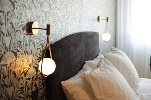 Chambre moderne à L'Ode à Pierre B&B à Dax avec papier peint motifs, tête de lit sombre, luminaires élégants et jardin