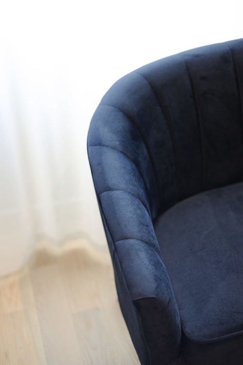Fauteuil en velours bleu de la Chambre Gatsby à L'Ode à Pierre, charmant bed and breakfast à Dax, France