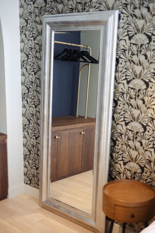 Dressing Gatsby à L'Ode à Pierre avec porte miroir et rangements en bois