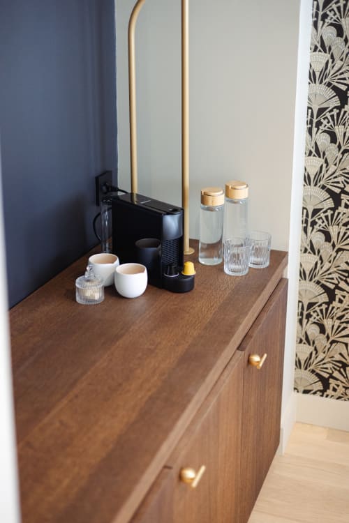 Machine à café et bouteilles d'eau sur la commode en bois de la Chambre Gatsby à L'Ode à Pierre, Dax