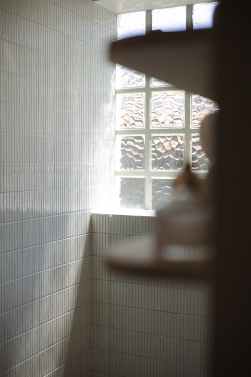 Coin de salle de bain lumineux aux murs carrelés blancs et fenêtre en verre texturé de la Chambre Gatsby à L'Ode à Pierre, Dax