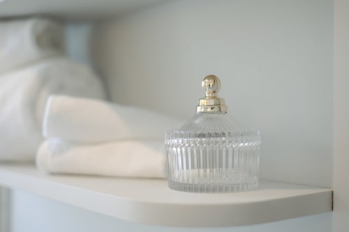 Vase cristal décoratif avec finial doré dans la Chambre Gatsby de l'hôtel boutique L'Ode à Pierre à Dax