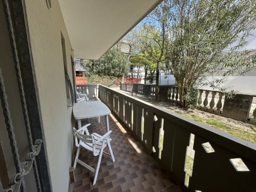 Balcone dell'Appartamento Timavo all'Hotel Anthea di Lignano Sabbiadoro, con vista sul giardino e area lounge esterna