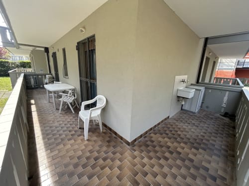 Patio dell'Appartamento Timavo 1 all'hotel Anthea di Lignano Sabbiadoro con vista sul giardino e zona living esterna