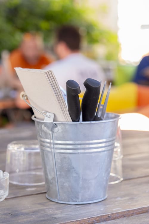 Seau métallique avec serviettes et couverts lors d'une réception en plein air, BDM Hotel Montastruc-la-Conseillère