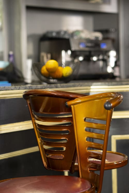 Chaises en verre ambré au comptoir du bar de l'hôtel BDM à Montastruc-la-Conseillère avec cuisine moderne en arrière-plan
