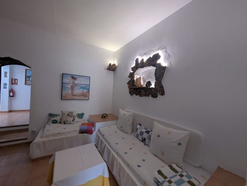 Dormitorio infantil con camas gemelas en la villa Finca Villanueva de Lanzarote, con arte decorativo en las paredes y vistas al océano