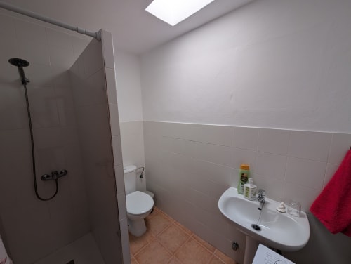 Cuarto de baño moderno con ducha, inodoro, lavamanos y amenidades en la villa Finca Villanueva Lanzarote en Mala