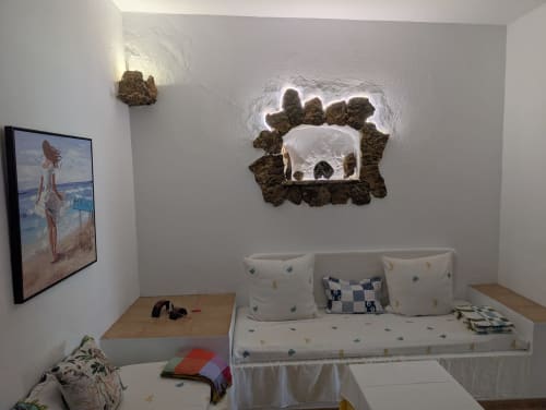 Acogedora habitación en villa Finca Villanueva Lanzarote con cama blanca, espejo decorativo, TV y cuadros