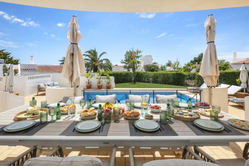 Luxurious rooftop dining setup at MarVillas in Lagoa with poolside table, Mediterranean views, and elegant umbrellas