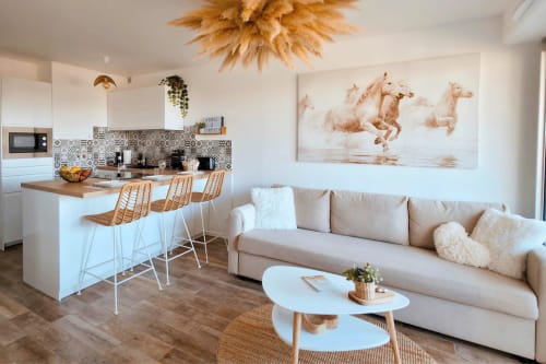 Appartement contemporary ouvert Sable & Pampas à Carnon-Plage avec cuisine, salle à manger, salon et décoration équestre