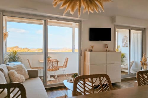 Appartement moderne à Sable & Pampas à Carnon-Plage avec vue sur mer, mobilier contemporain et terrasse face à l'océan