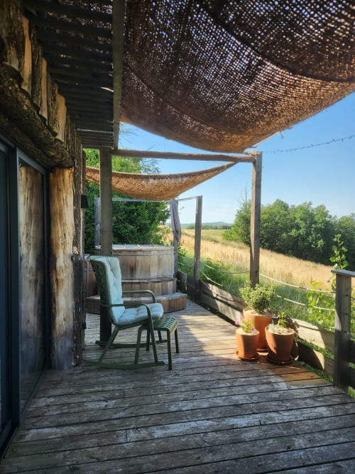 Terrasse ombragée à 35 min de Toulouse. Profiter de la fraicheur d'été avec bain nordique et vue sur la nature