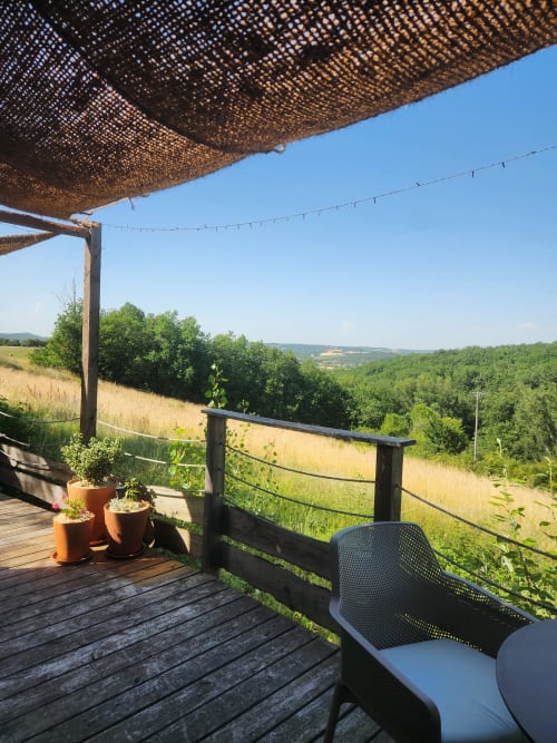 Terrasse ombragée fraicheur d'été avec et sa vue panoramique incroyable vue sur les collines campagne verdoyante du Tarn