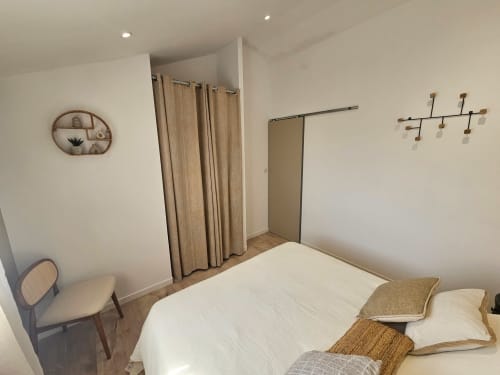 Chambre lumineuse à la villa Altenza à Brando avec vue mer, design minimaliste, mobilier en bois et équipements modernes