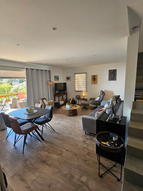 Villa moderne à Brando avec cuisine ouverte, salon, balcon vue mer et mobilier contemporain
