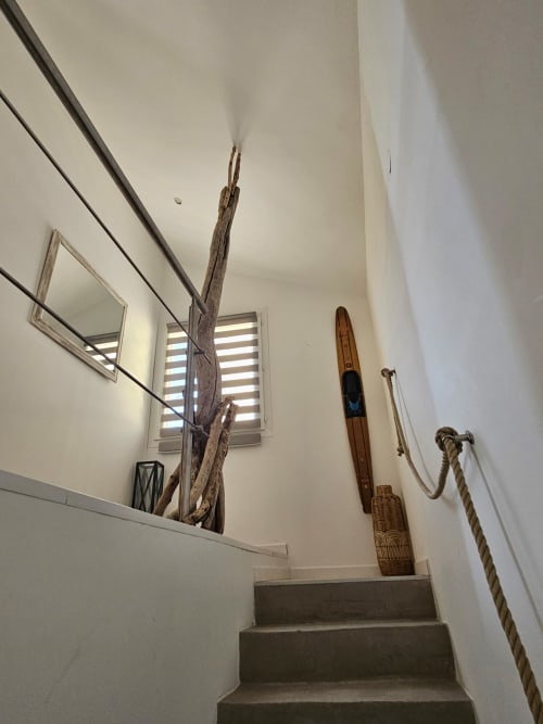 Escalier de la villa Altezza à Brando avec rampe en aviron et corde, miroir et fenêtre aux volets