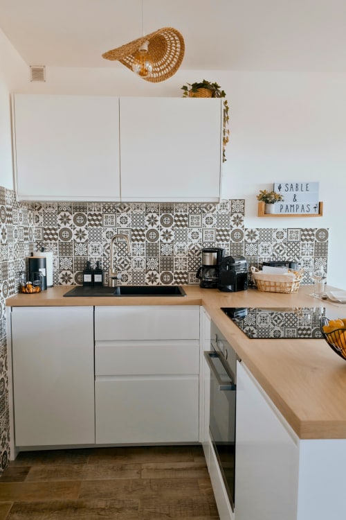 Cuisine moderne du Sable & Pampas B&B à Carnon-Plage avec carrelage à motifs et comptoirs en bois