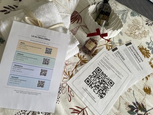 Guide bien-être français avec codes QR, flacons de parfum et linges au spa La Closerie Des Arts à Gabillou
