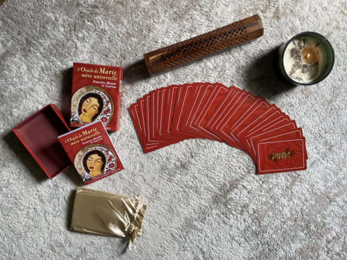 Cartes de tarot et objets spirituels au spa La Closerie Des Arts à Gabillou, France