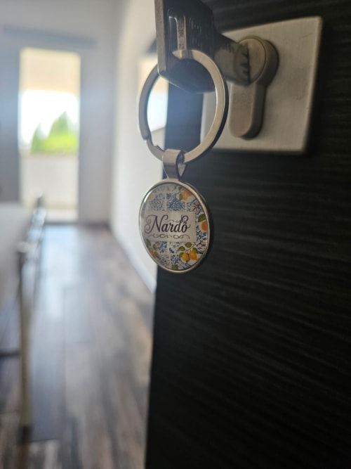 Portachiavi del B&B Nardò con ciondolo decorativo appeso alla porta della camera d'hotel a Nardò, Italia