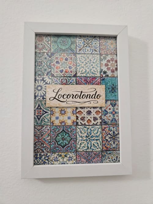 Collage decorativo de azulejos enmarcados con etiqueta 'Locorotondo' en la posada B&B Hélios de Nardò, Italia
