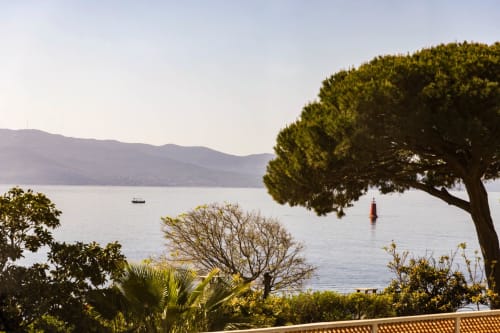 Hotel Villa Martini vista mare ad Ajaccio: costa mediterranea con barche, montagne e terrazza con alberi