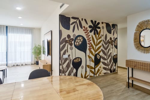 Comedor moderno en apartamento Tr3sor 11, Calella con mural botánico, mesa de madera y mobiliario contemporáneo