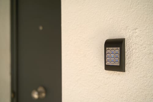 Teclado de seguridad montado en pared blanca del apartamento Tr3sor Homes en Calella, España