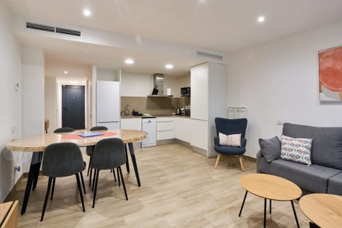 Sala de estar moderna de planta abierta con comedor, cocina y zona de estar en Tr3sor 22 de Calella