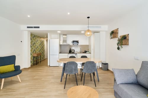Moderno apartamento diáfano en Calella con comedor, cocina y sala de estar con cómodos asientos