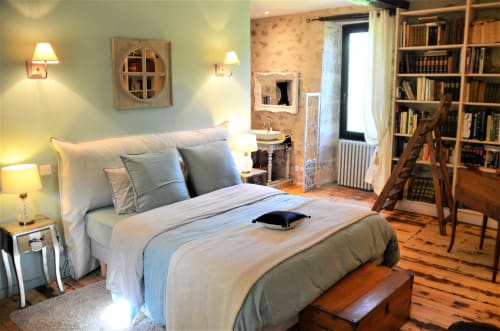 Chambre élégante à la maison d'hôtes Les 2 Brigards à Monestier avec vue sur jardin, lit blanc, bureau et bibliothèque