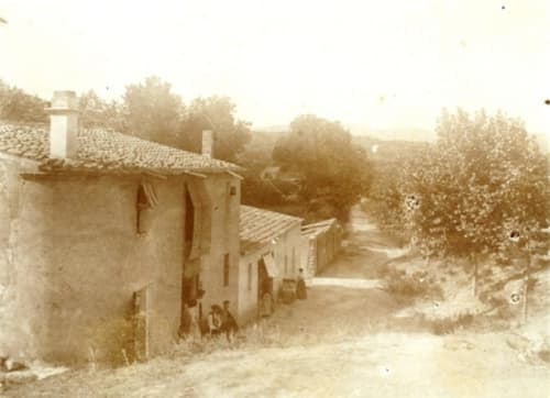 Edificios de piedra rústica y camino rural en el Restaurant Hostal Grau de Tarragona, España