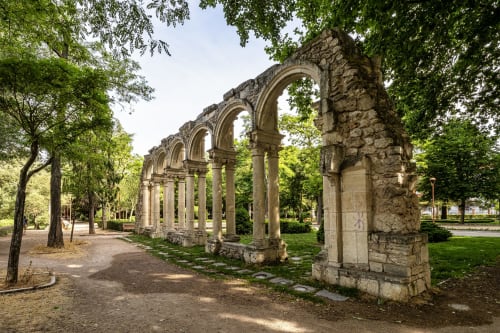 Arcos de piedra históricos con columnas en un parque junto a Muro 13 El Mirador del Espolón, Logroño