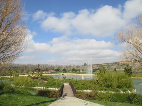 Vista panorámica del parque Muro 13 El Mirador del Espolón en Logroño con fuente, estanque y caminos arbolados