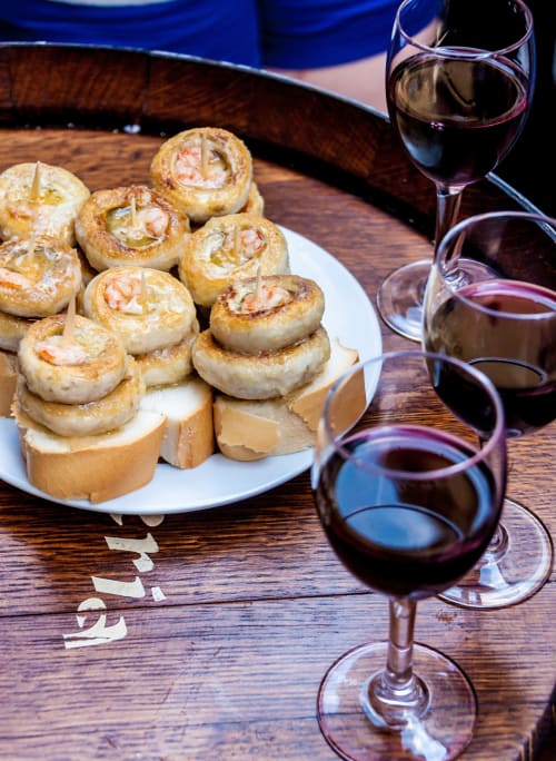Tabla de camarones gourmet tostados con vino tinto en Muro 13 El Mirador del Espólón, Logroño