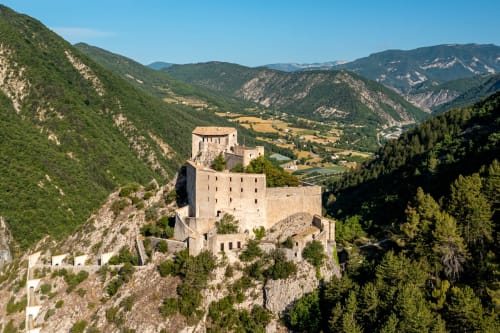 Forteresse médiévale perchée sur la montagne dominant la vallée de Puget-Théniers, Provence