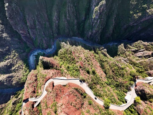 Vue aérienne de la route sinueuse à travers les gorges profondes avec rivière et végétation luxuriante près de Puget-Théniers