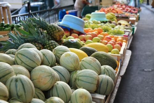 Melons frais et fruits tropicaux au marché local de Puget-Théniers, près de l'Hôtel les Alizés