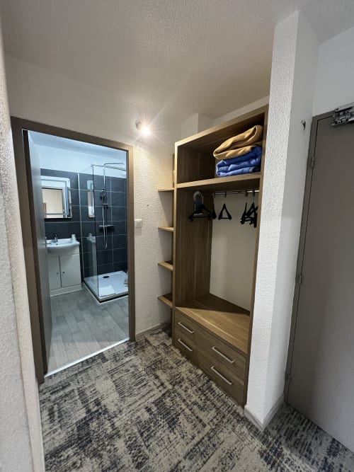 Bagno en-suite moderno e cabina armadio nella camera tripla dell'Hôtel les Alizés, Puget-Théniers