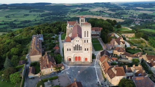 Vue aérienne de l'église d'Escolives-Sainte-Camille avec campagne verdoyante, Domaine des Oiseaux de Passage à proximité