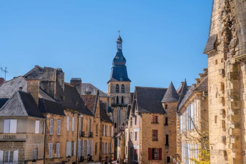 Bâtiments en pierre médiévale et clocher de l'église à Sarlat, France près du Gîte Le Clos Gaillardou