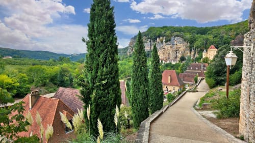 Le Clos Gaillardou, chambres d'hôtes en Dordogne avec cyprès, bâtisses en pierre et vues vallonnées