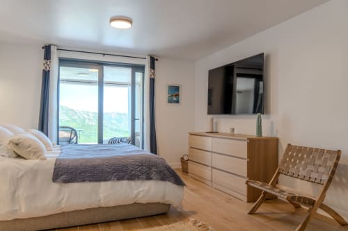 Chambre moderne à la Villa Roya avec balcon vue mer, mobilier bois et décoration contemporaine à Saint-Florent