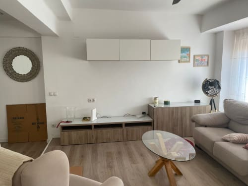 Moderno salón en apartamento de Algemesi con sofá, escritorio, almacenamiento y vistas a la ciudad desde un ático luminoso